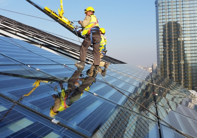 trabajadores, obra de construcción a gran altitud, instalación de sistema BIPV o BAPV, fotovoltaica