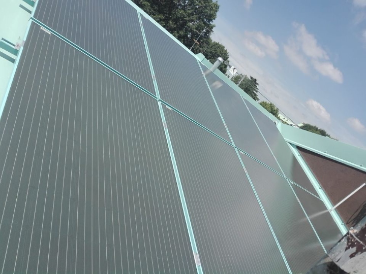 impianto fotovoltaico colorato verde