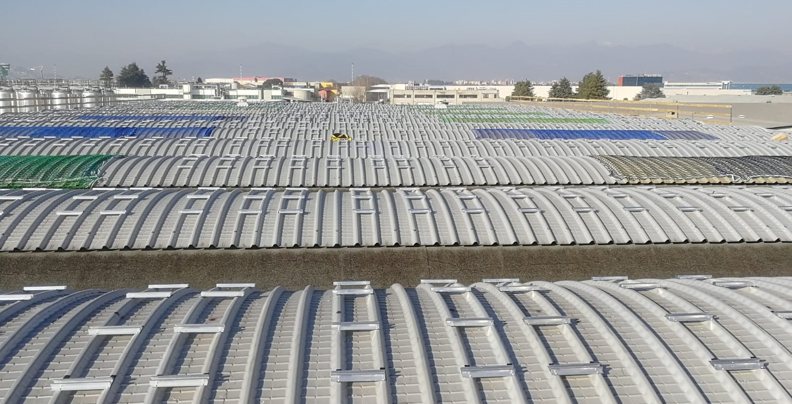 Sistema di montaggio dei moduli fotovoltaici su tetti con copertura in ondulina